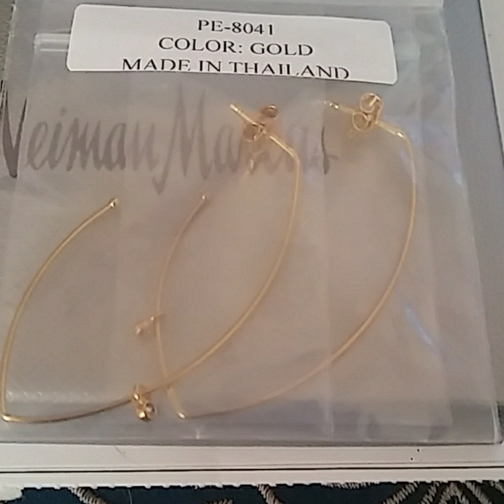 ๐TAI Hoop Earrings - Picture 5 of 6